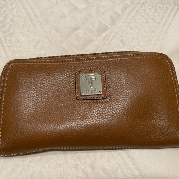 Tignanello Brown Leather Wallet Zipper Closure 8"x4.25" - EUC - Picture 1 of 16